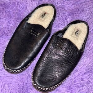 UGG Women's Black Leather Slip-On Shearling Lined Slippers Size 7